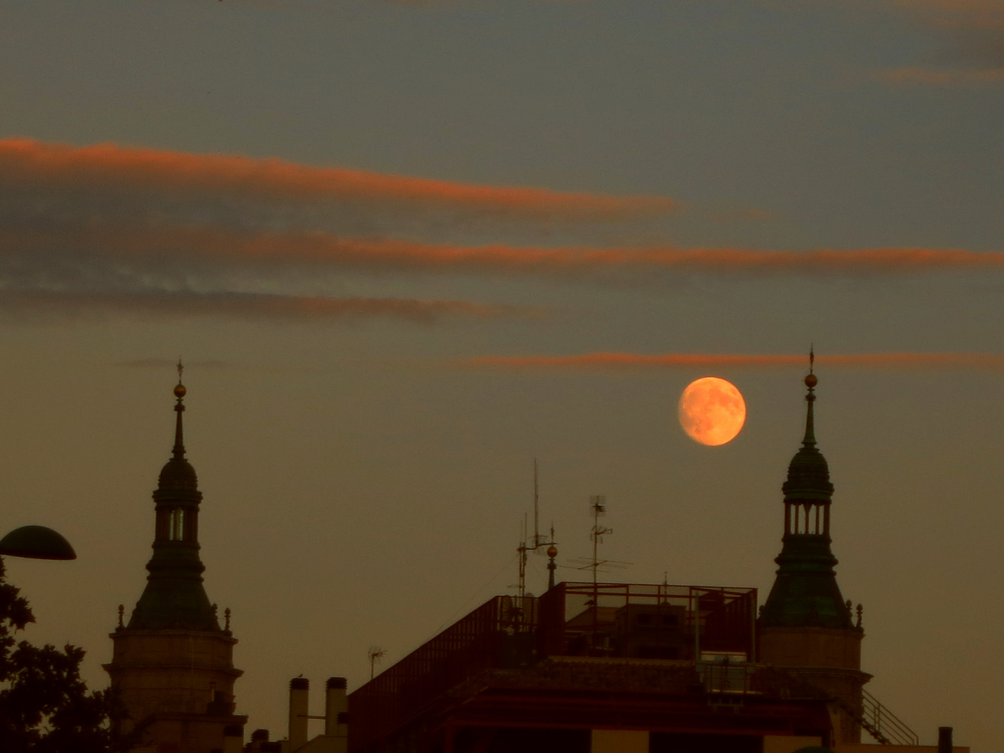 Superluna sobre Zaragoza.