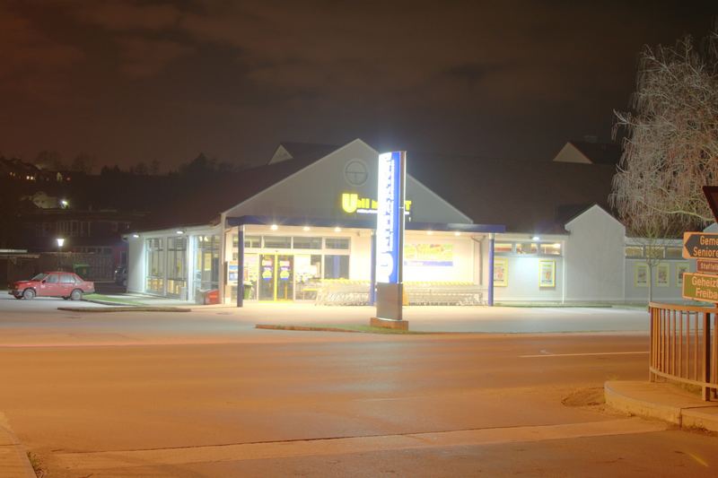 Supermarkt bei Nacht