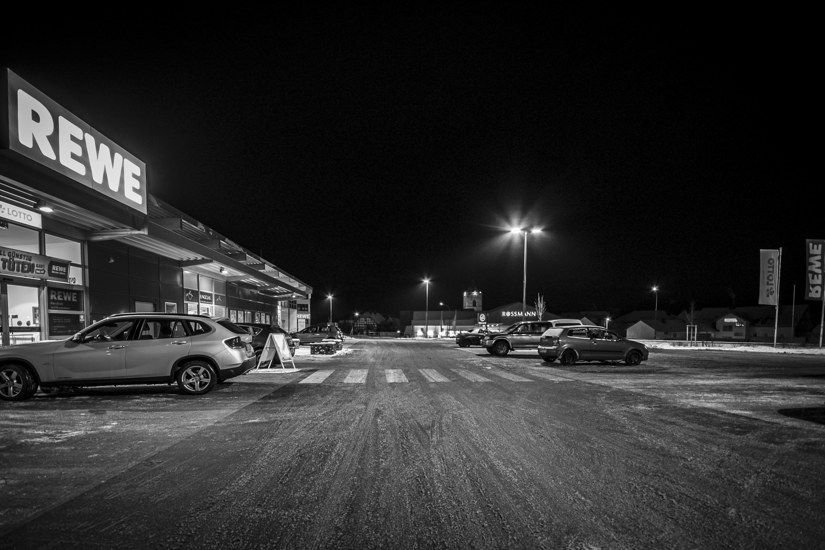 Supermarkt Parkplatz bei Nacht