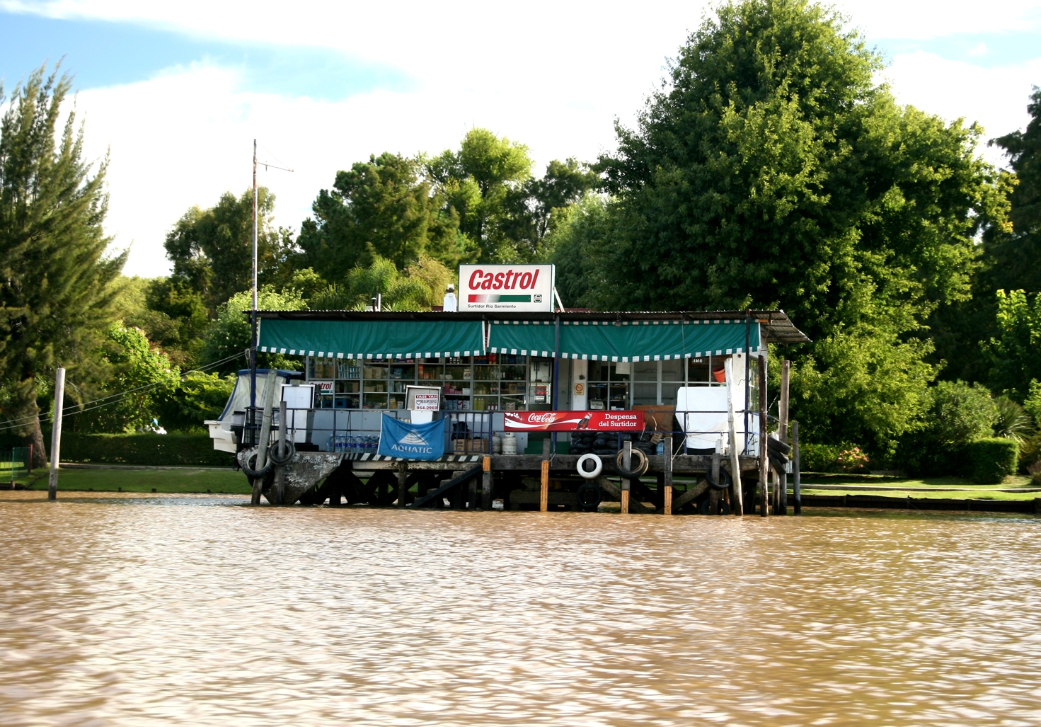 Supermarkt und Tankstelle vor Ort