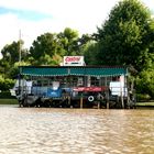 Supermarkt und Tankstelle vor Ort