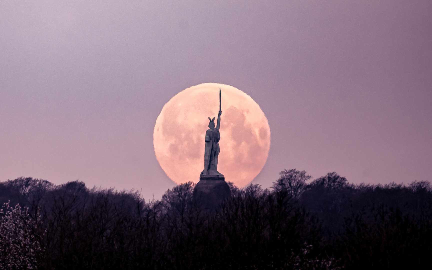 Supermond hinter dem Hermannsdenkmal