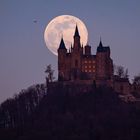 Supermond hinter der Burg Hohenzollern