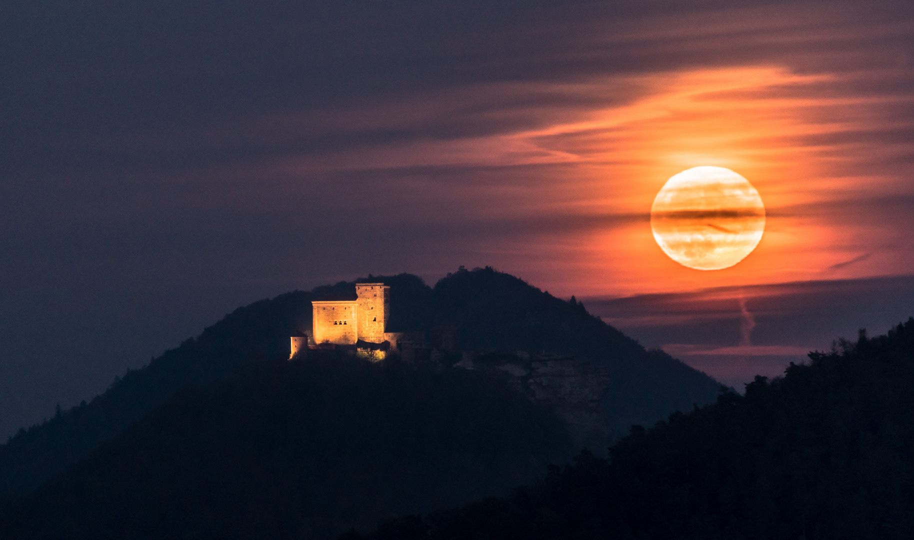 Supermond hinter der Burg Trifels