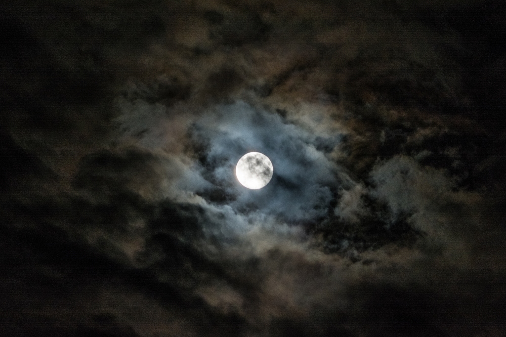 Supermond hinter Wolken