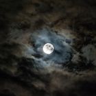 Supermond hinter Wolken