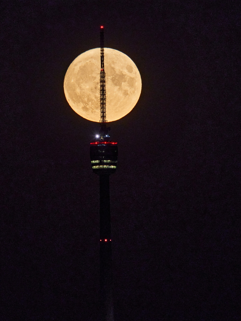 Supermond im Stuttgarter Fernsehturm