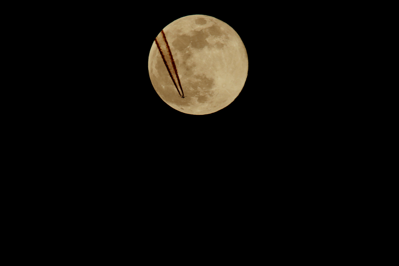 Supermond mit Flugzeug und Spuren auf dem Mond 