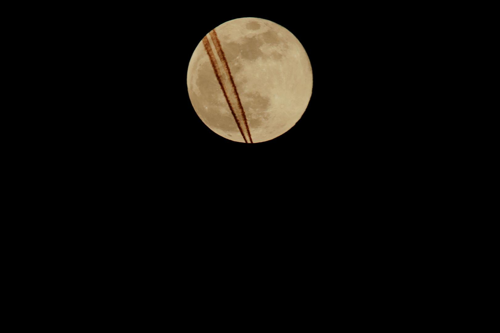 Supermond mit Flugzeug und Spuren auf dem Mond 