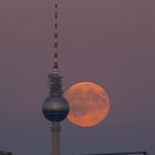 Supermond trifft Fernsehturm