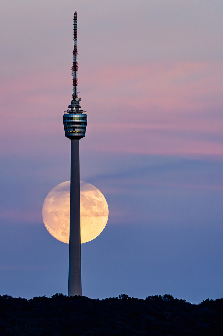 Supermond trifft Fernsehturm