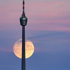 Supermond trifft Fernsehturm