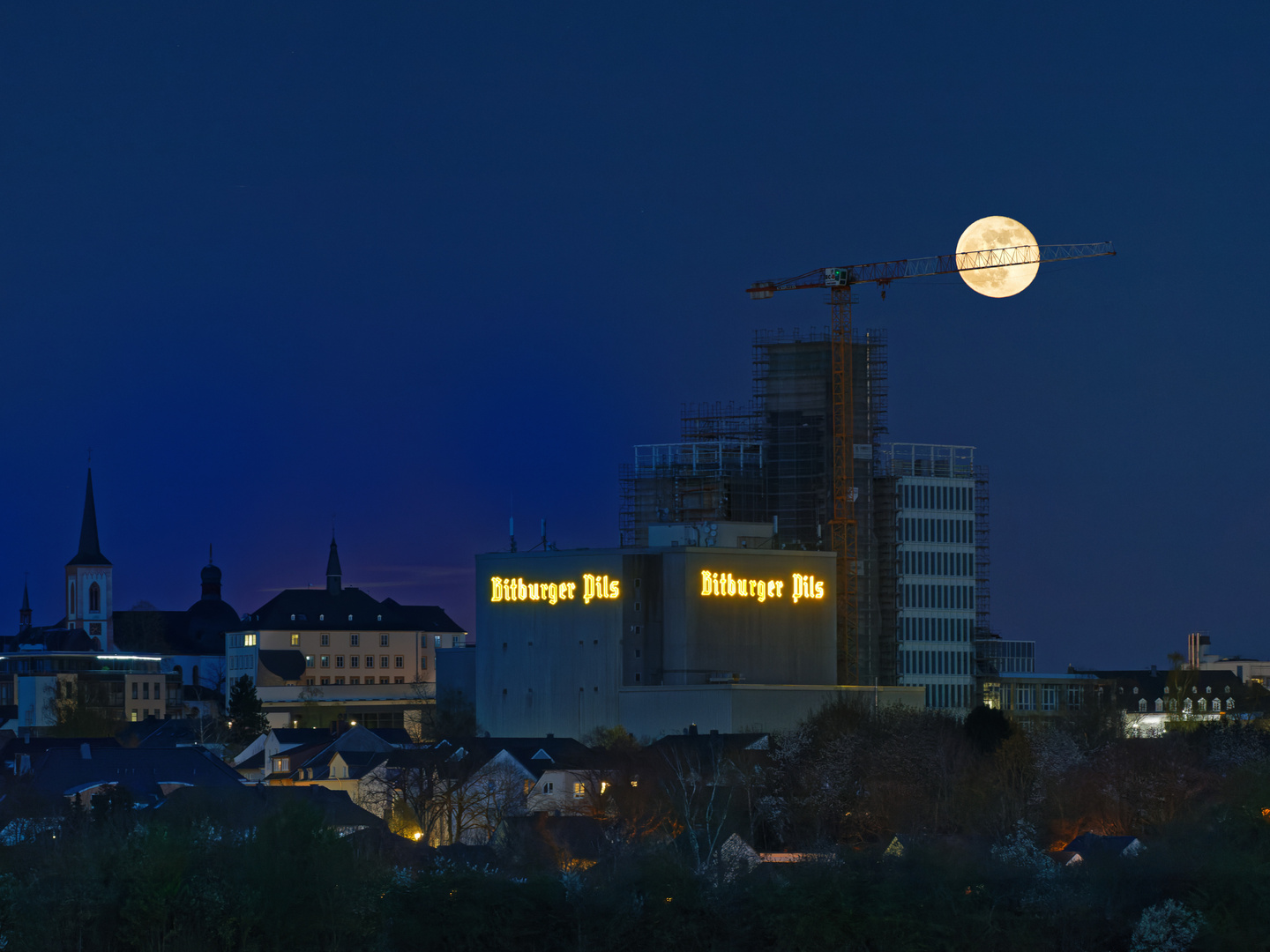 Supermond über Baustelle des Brauereiturms in Bitburg. Bitburg, 2021.