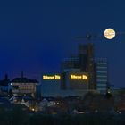 Supermond über Baustelle des Brauereiturms in Bitburg. Bitburg, 2021.