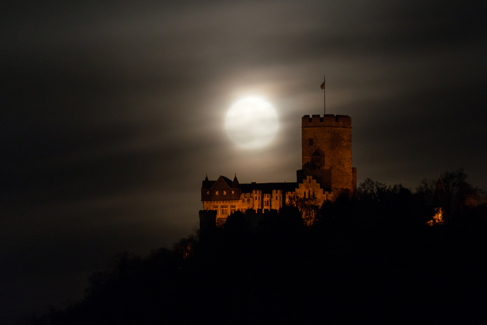 Supermond über Burg Lahneck