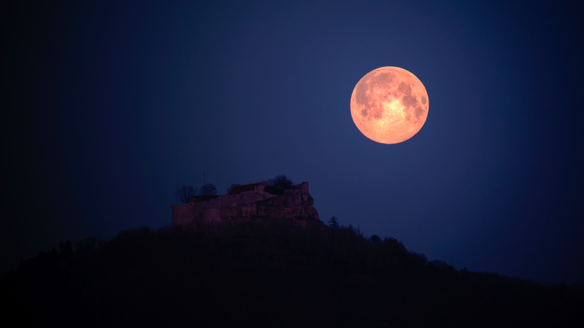 Supermond über der Burg Hohenneuffen