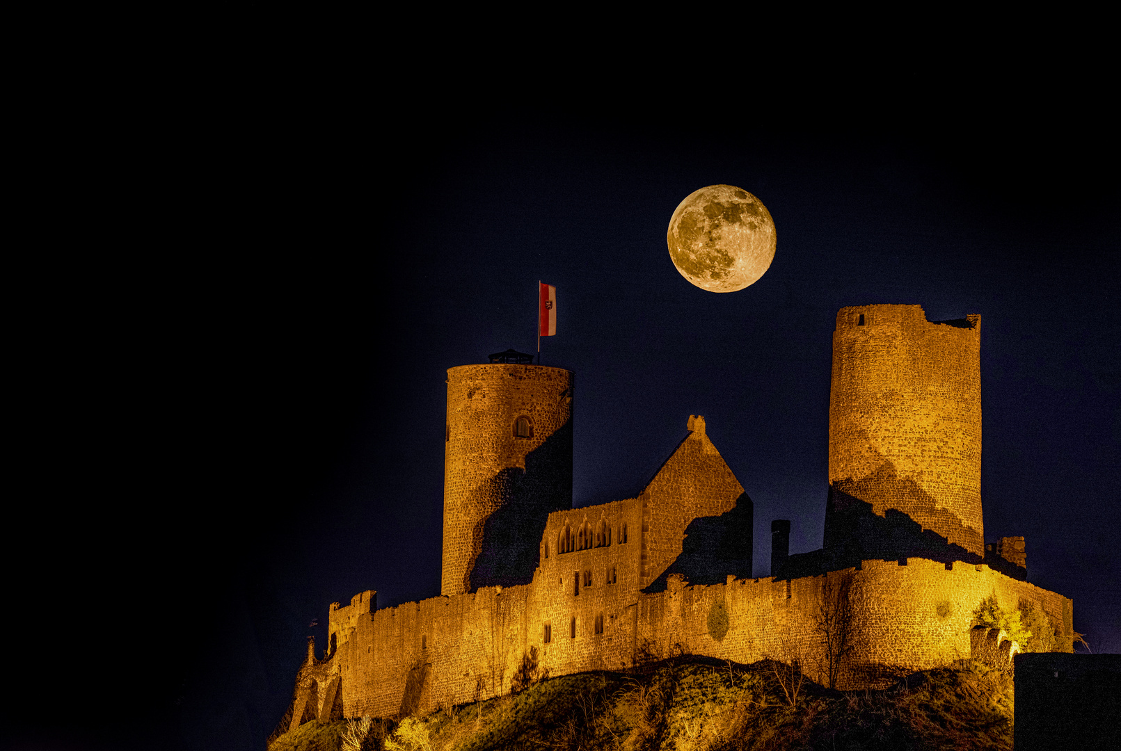 Supermond über der Burg Münzenberg