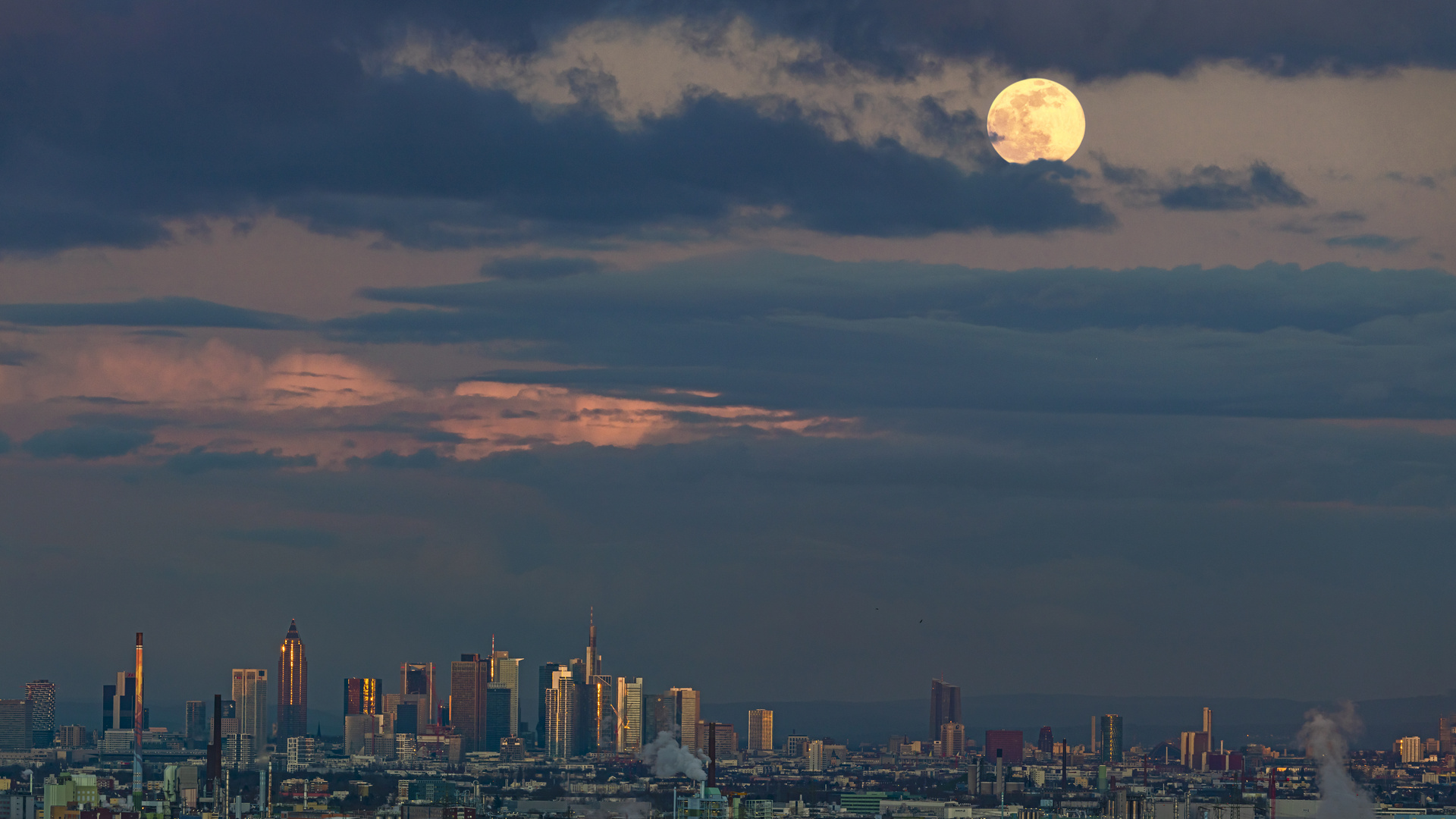 "Supermond" über der City von Frankfurt/Main