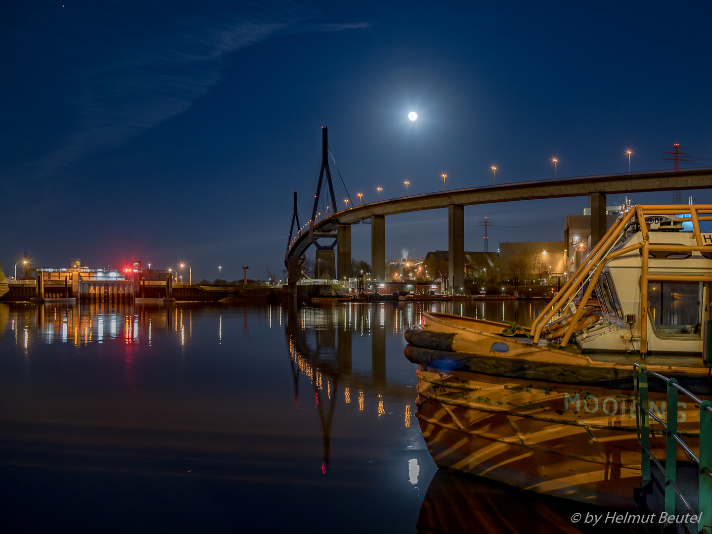 Supermond über der Köhlbrandbrücke