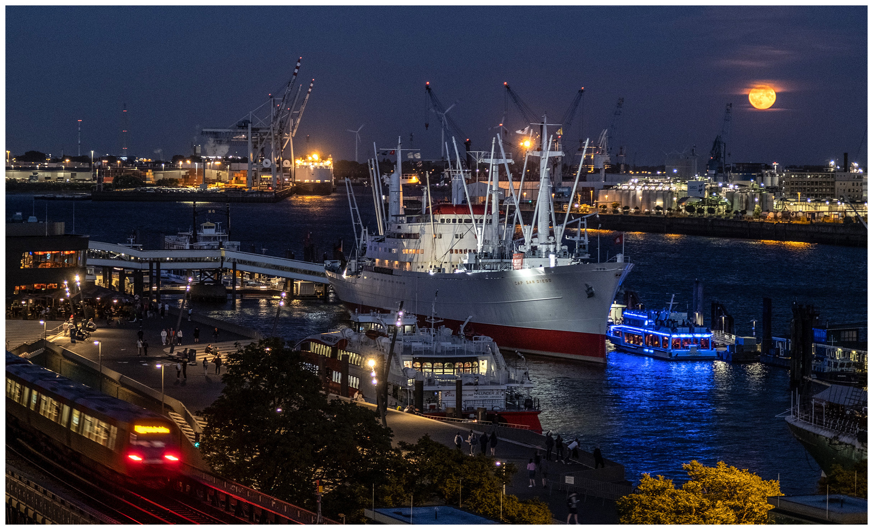 Supermond über Hamburg