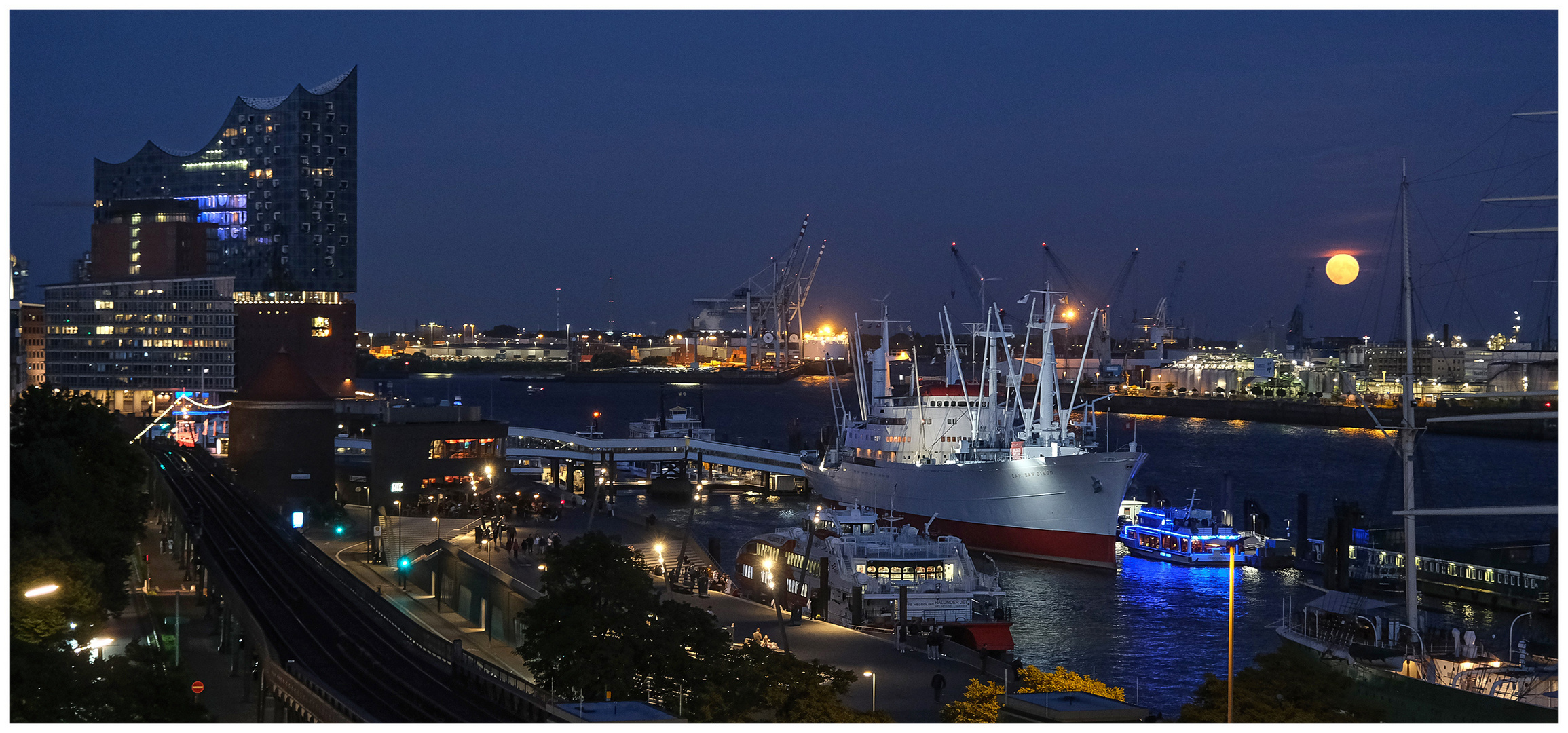 Supermond über Hamburg 2