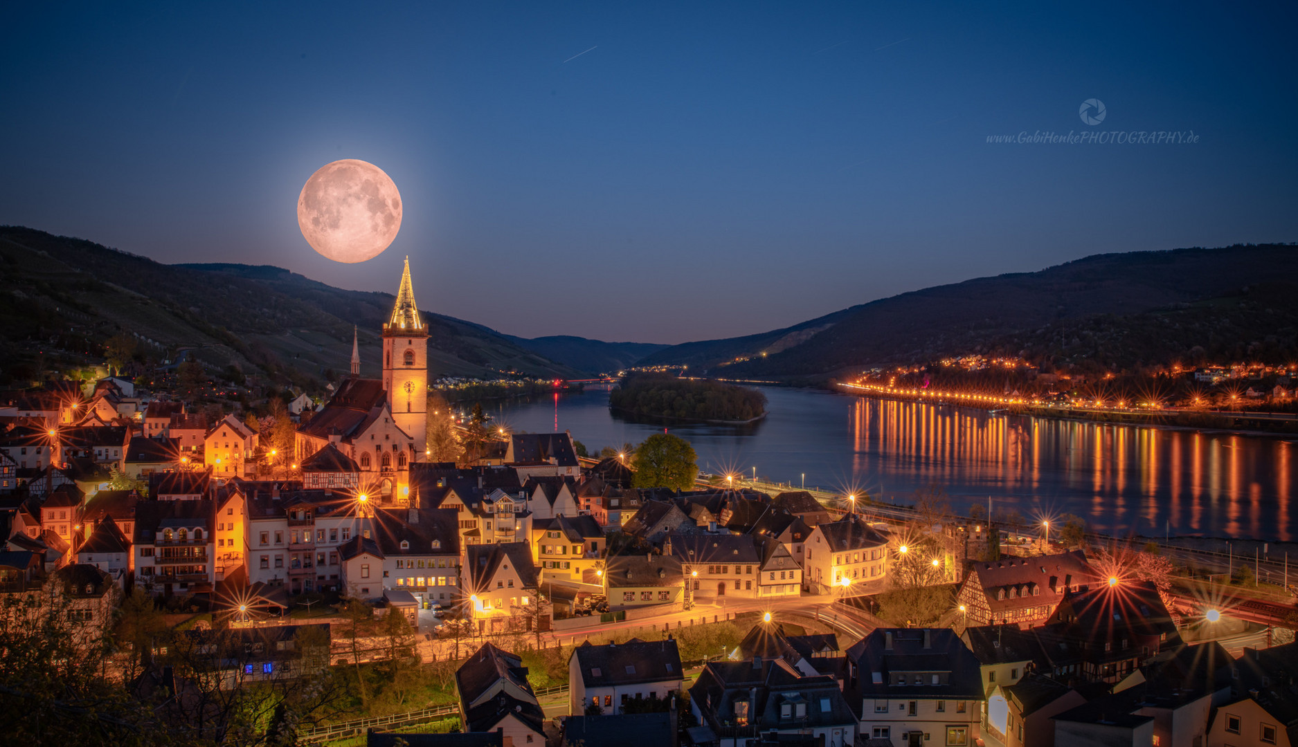 Supermond über Lorch am Rhein