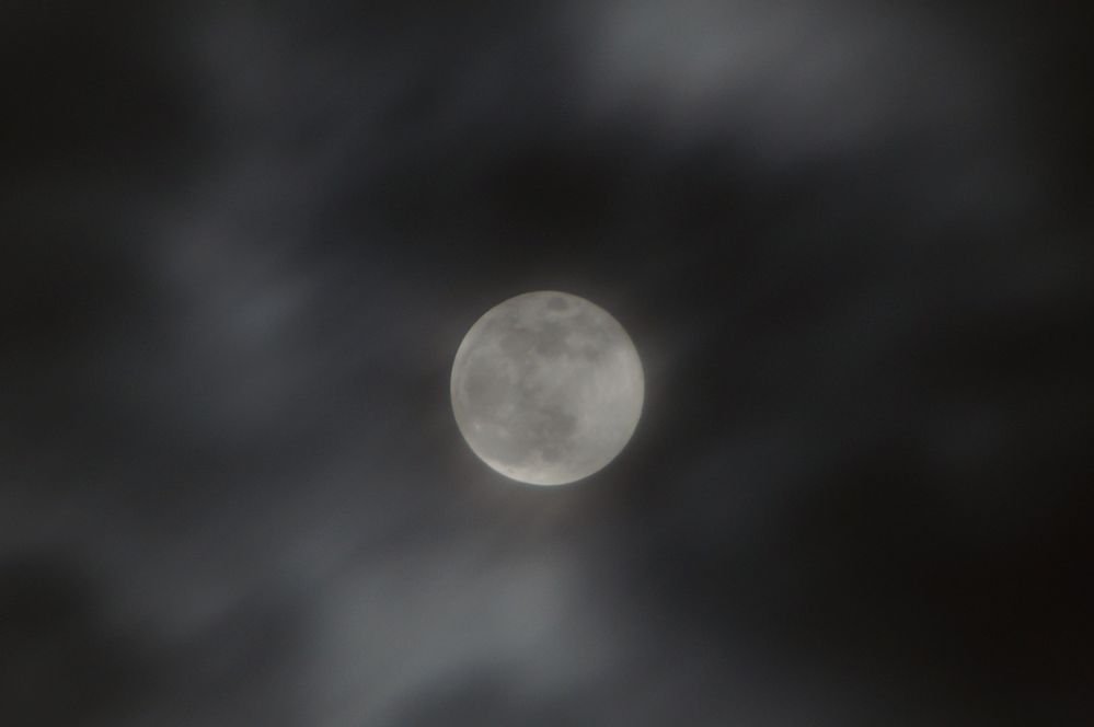 Supermoon mit Wolkenschleier