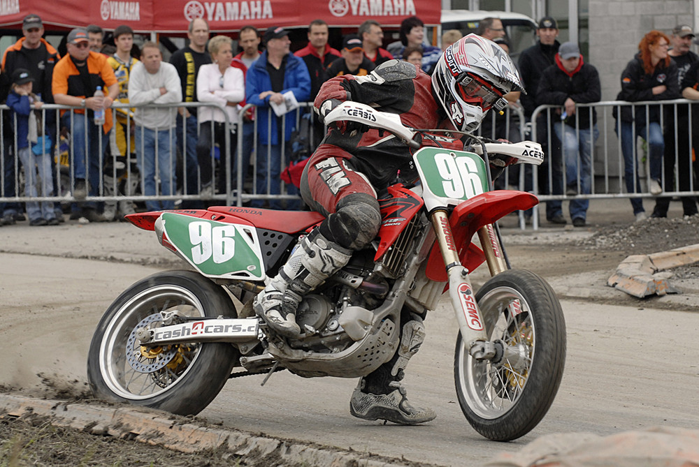 Supermoto Vollgas aus der Kurve