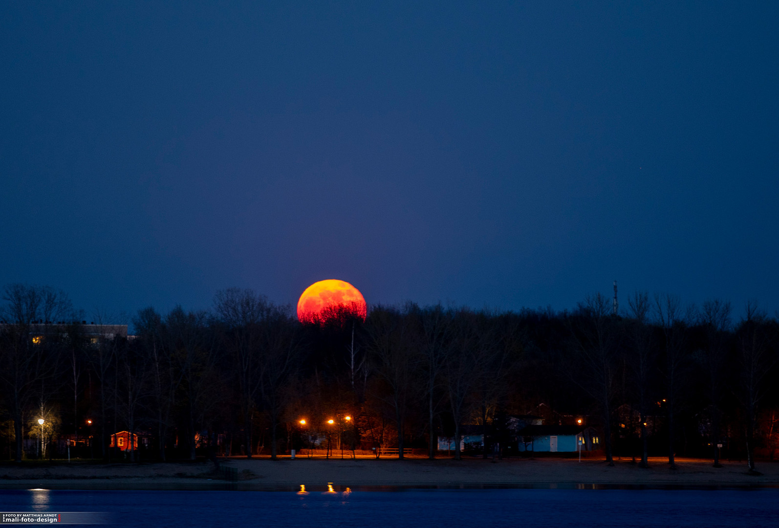 Supervollmond-über-dem-Kulkwitzer-See