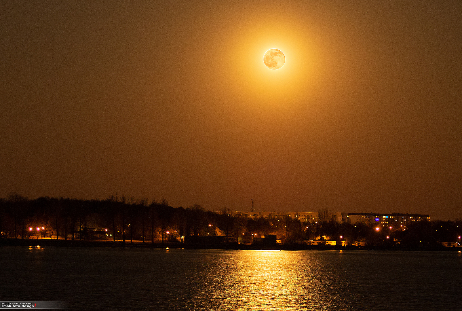 Supervollmond-über-dem-Kulkwitzer-See gold