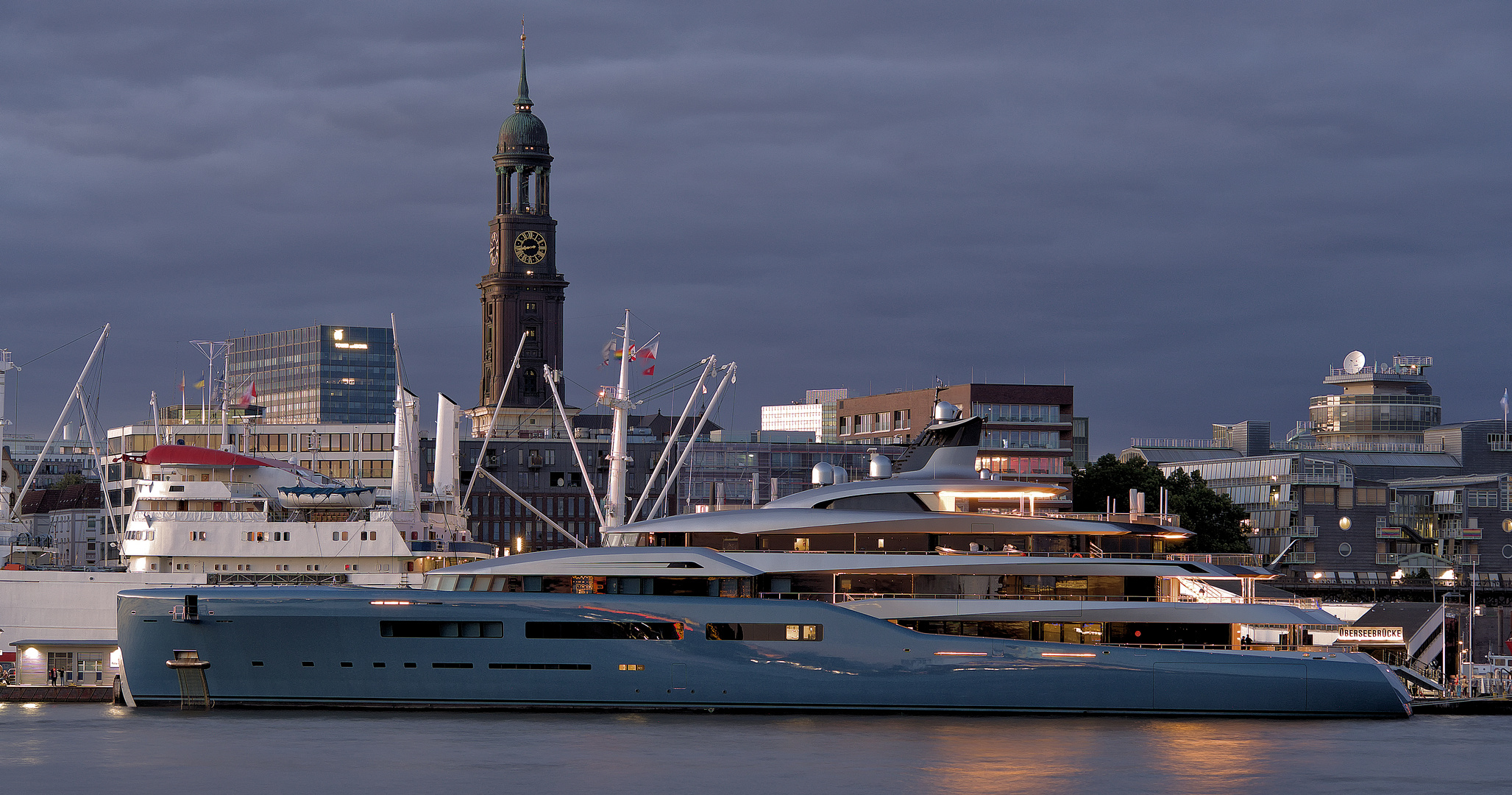 Superyacht an der Überseebrücke