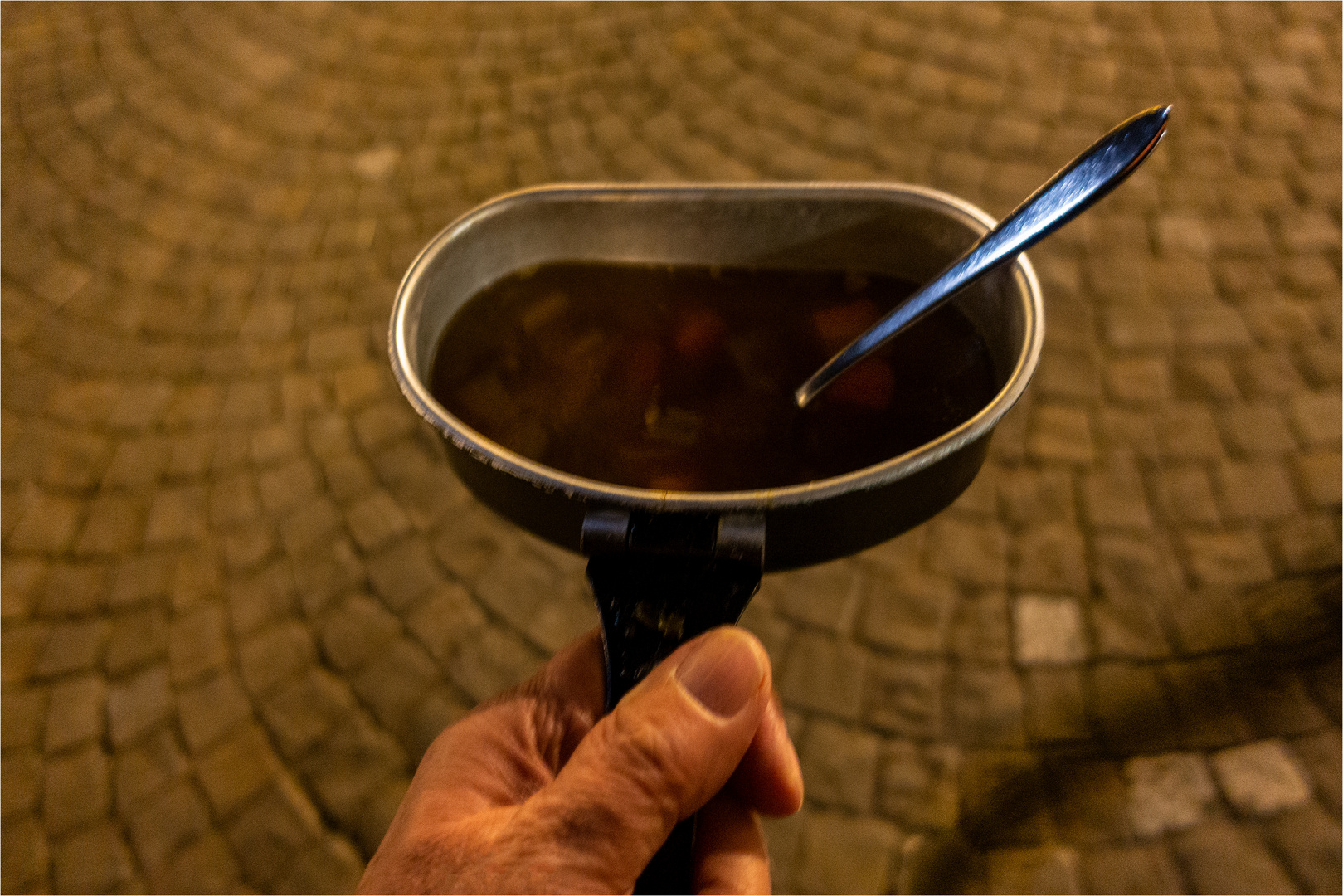 Suppe mit Spatz aus dem Gamellendeckel