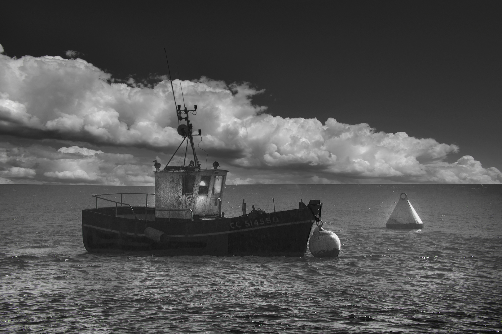 Sur la côte en mer calme