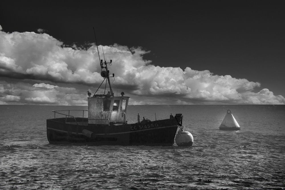 Sur la côte en mer calme