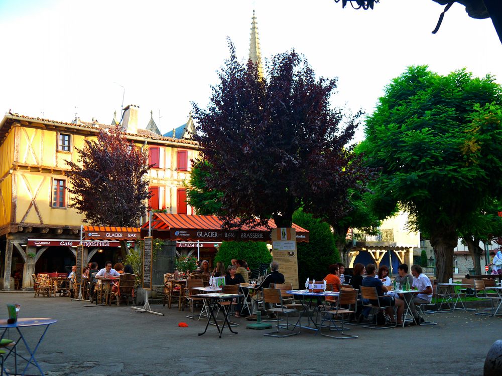 Sur la place de Mirepoix by RW. 