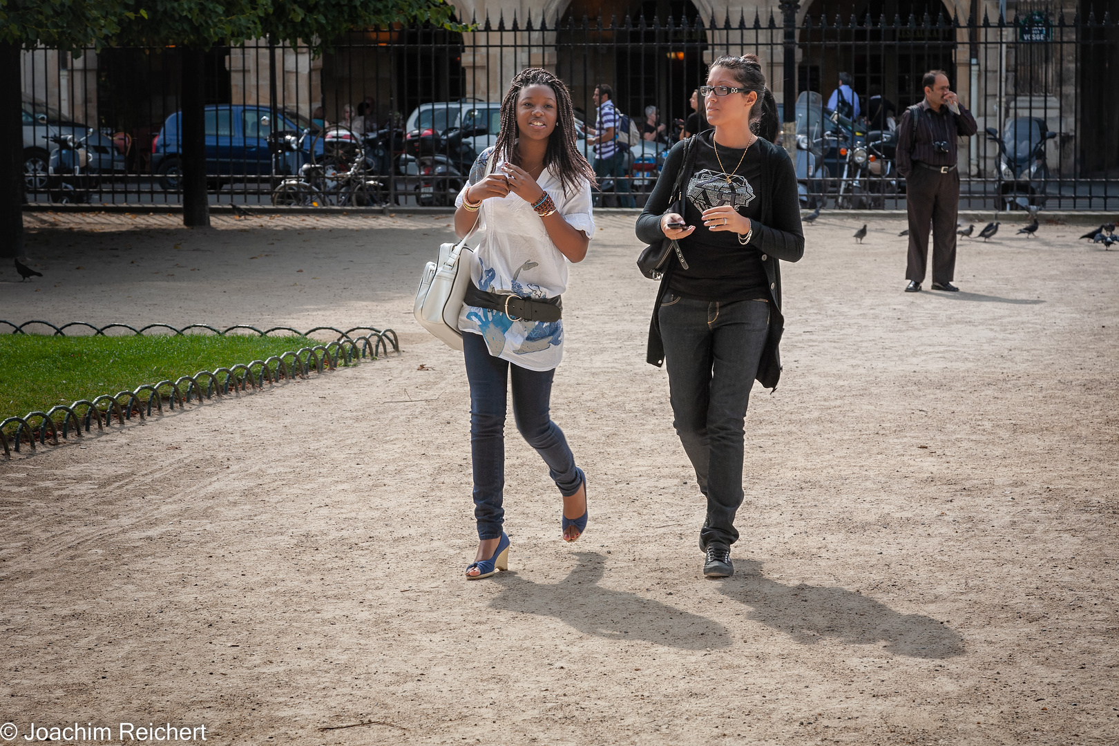 Sur la Place des Vosges dans le Marais de Paris