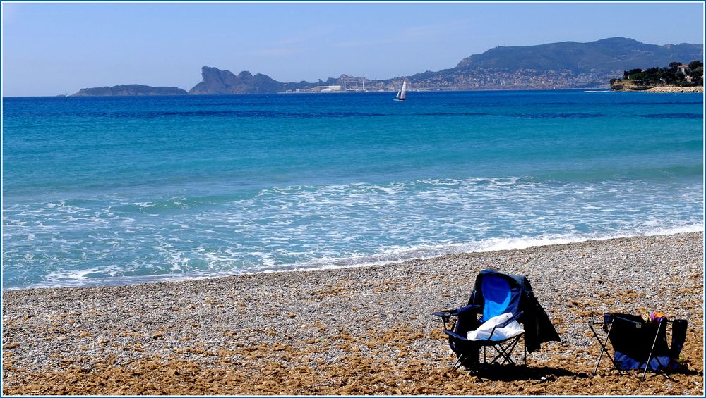 Sur la plage abandonnée...