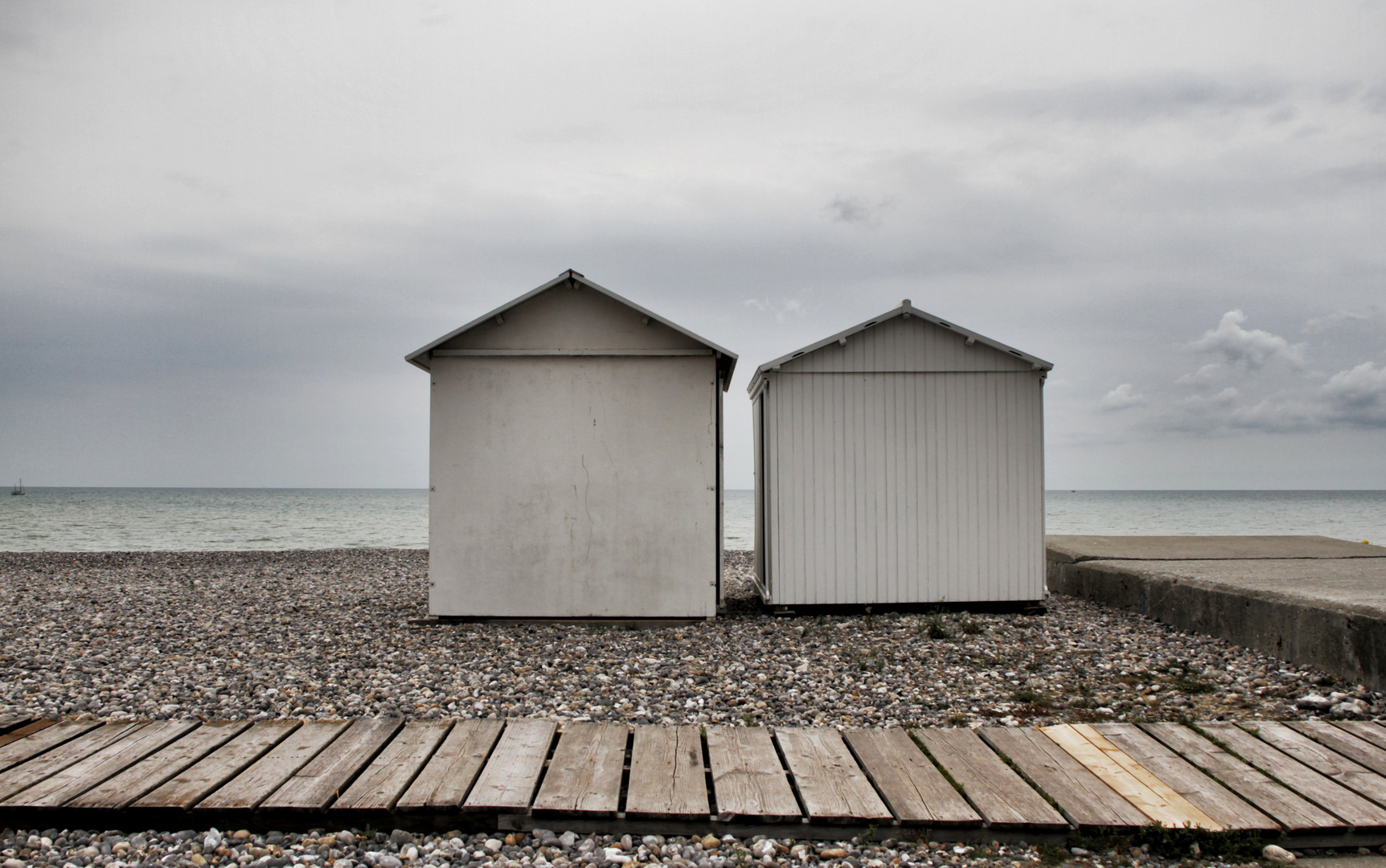 Sur la plage abandonnée...