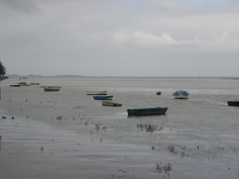 Sur la plage abandonnée ...