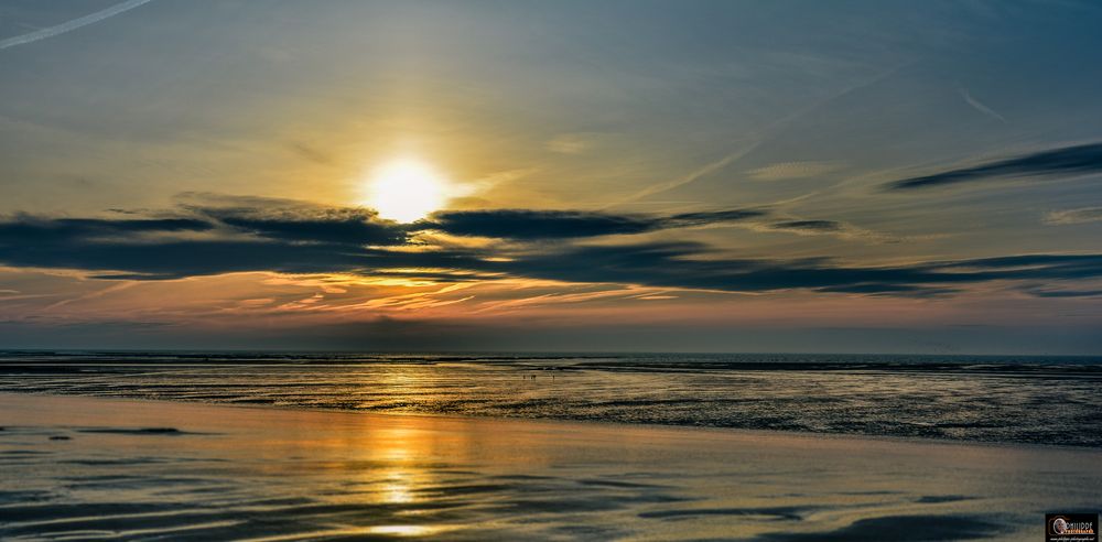 "Sur la plage abandonnée,..."