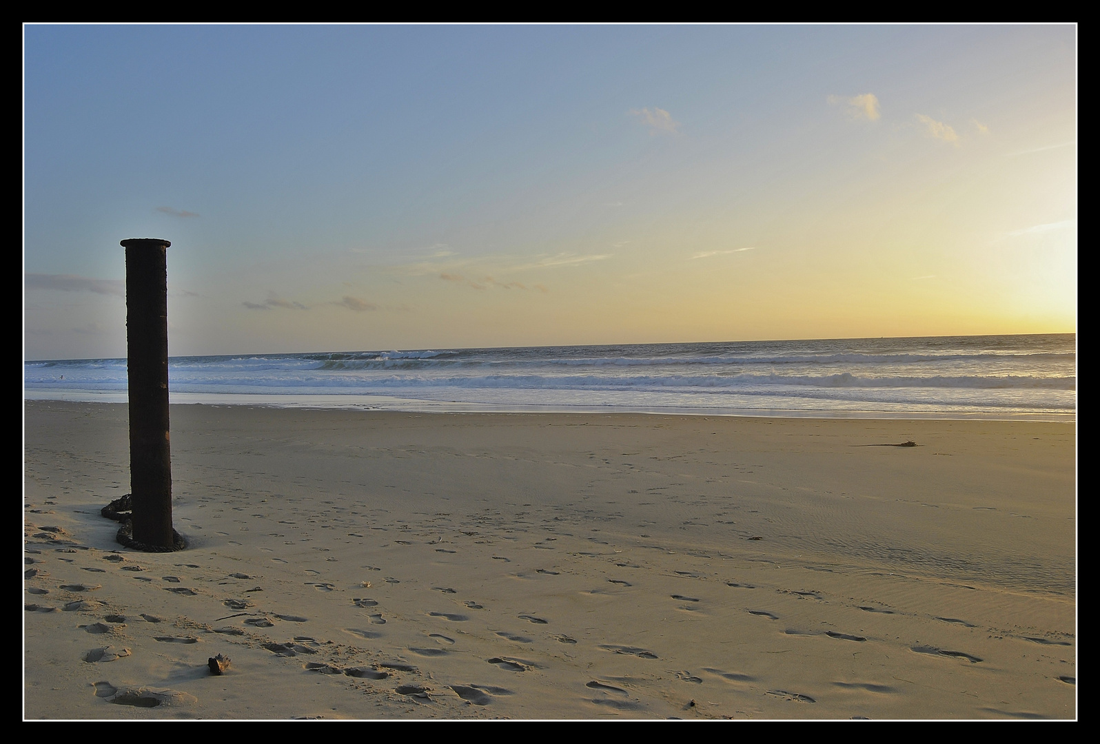 Sur la plage abandonnée...