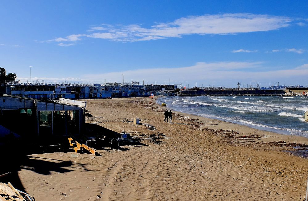 Sur la plage abandonnée...