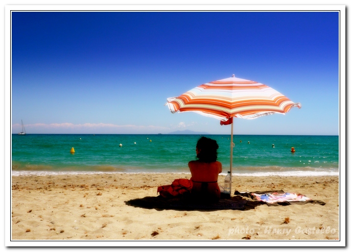 sur la plage ensoleillèe