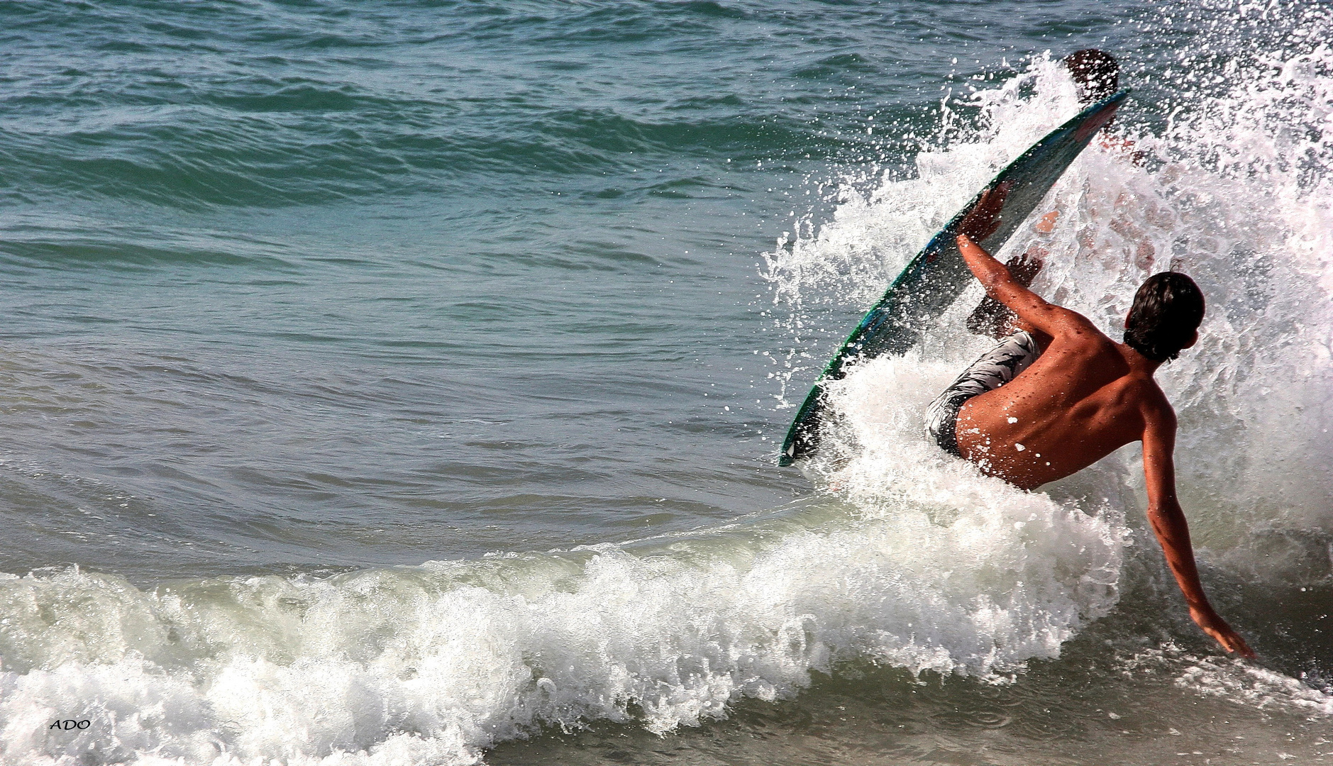 sur la planche de surf