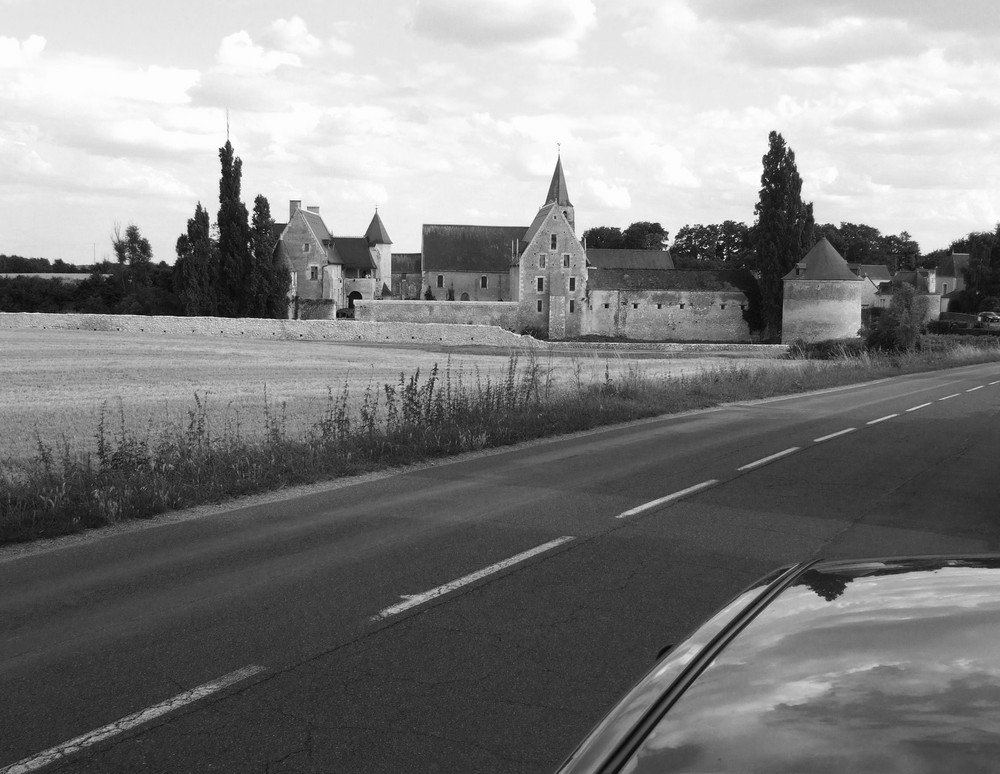 sur la route, à l'entrée du Louroux (37).