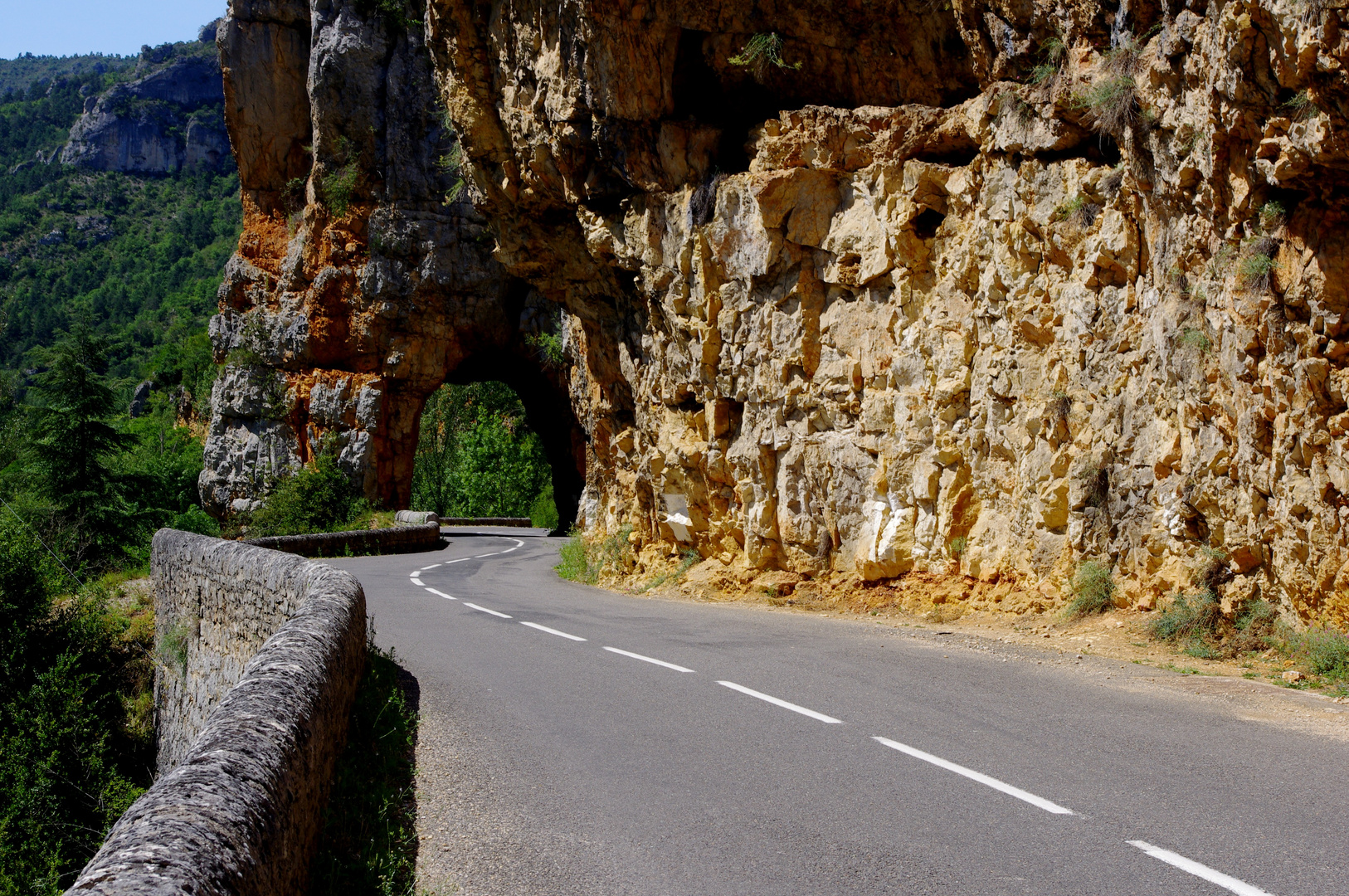 Sur la route des gorges