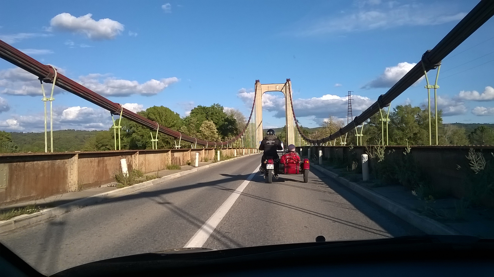 sur la route y'a un pont zt un vieux side-car