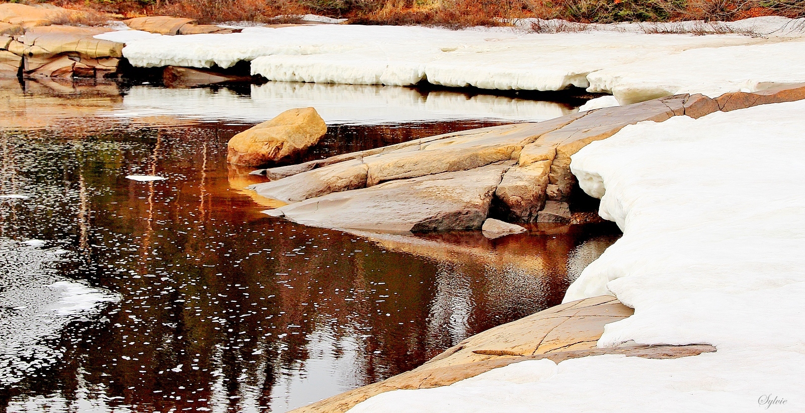 Sur le bord de la Rivière aux Rochers