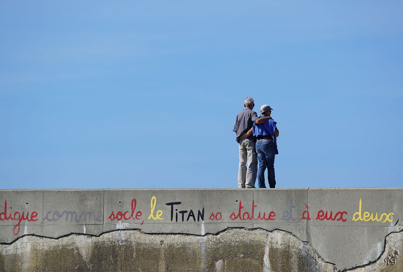 Sur le mur ....on peut admirer la mer .......