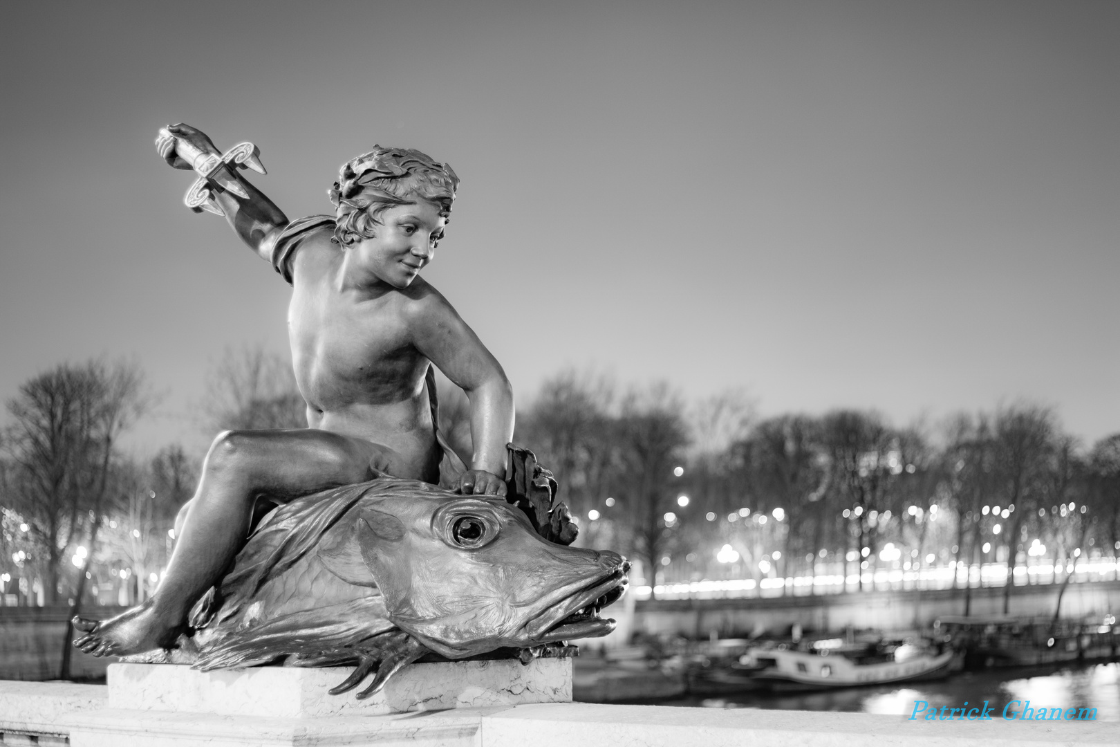 Sur le pont Alexandre iii